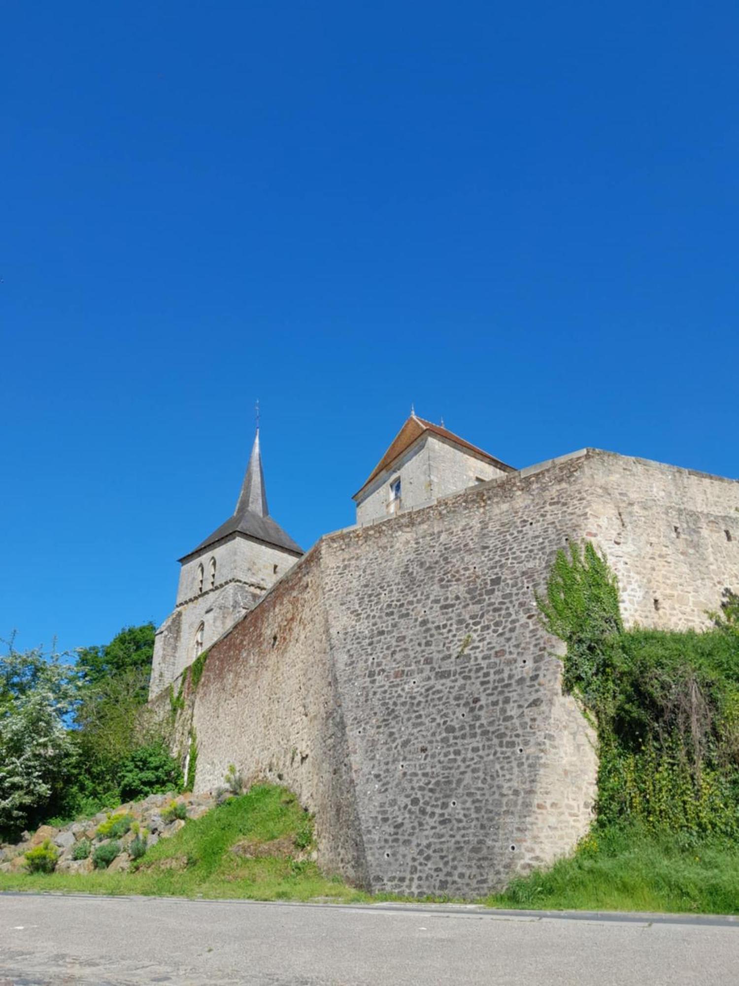 Gite "La Petite" Saint-Benoit-du-Sault Eksteriør bilde